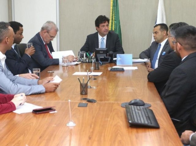 No meio, ministro da Saúde, Luiz Henrique Mandetta. À esquerda, o secretário de Saúde de MS, Geraldo Resende, e, à direita, Marcelo Vilela, secretário de Campo Grande. (Foto: Divulgação/Assessoria).
