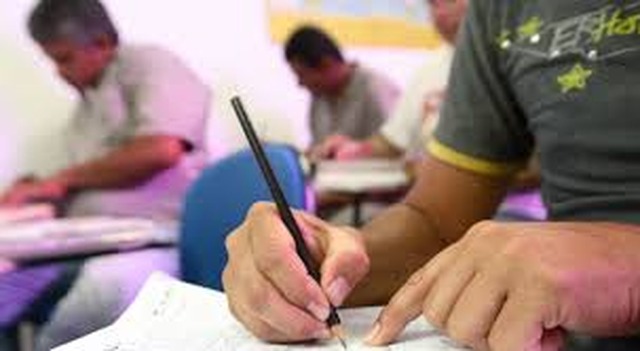 Relatório da OCDE aponta dificuldades educacionais de estudantes imigrantes