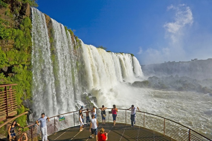 Os principais visitantes são brasileiros e argentinos — Foto: Parque Nacional do Iguaçu/Divulgação