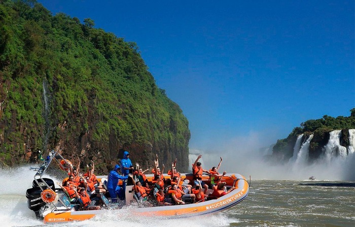 Um dos passeios mais procurados por turistas em Foz do Iguaçu é o Macuco Safari. Uma verdadeira experiência a bordo de um bote inflável. — Foto: Divulgação