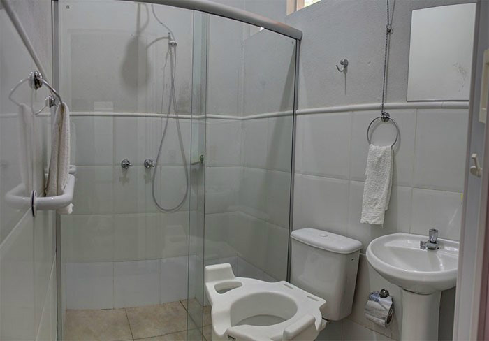 Imagem mostra banheiro adaptado na casa de repouso Bem Cuidar, em Brotas, SP(Foto: Divulgação) 