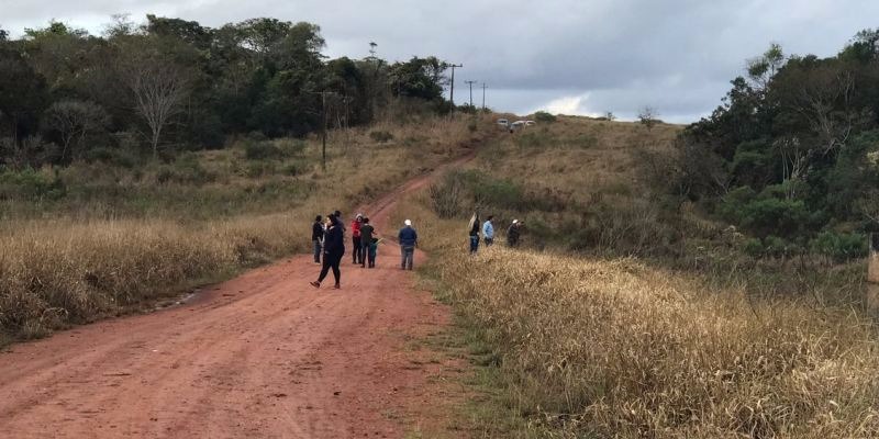 Familiares dos irmãos fizeram buscas na área rural de Ponta Porã (Foto: Direto da Ruas)