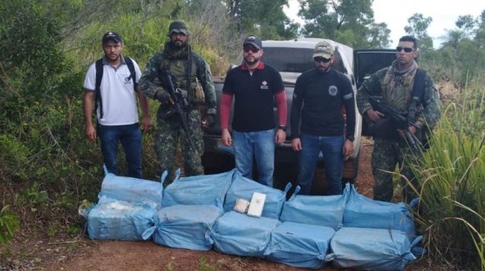 Una comitiva antidrogas e agentes de la Fuerza de Tarea incautaron una carga de cocaína