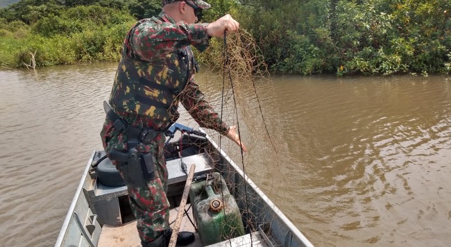 Policial retira de rio redes armadas por pescadores - Foto: Divulgação / PMA