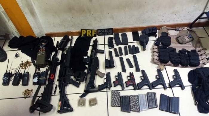 Mais de 10 bandidos são presos após roubo a depósito e intensa troca de tiros na Baixada Fluminense