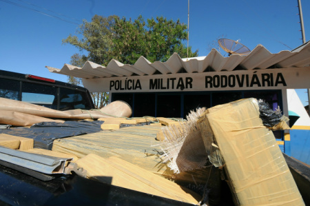 Droga era transportada em caminhonete com placas de Anastácio, que foi abandonada por motorista (Foto: Ademir Almeida)
