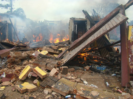 Estabelecimento foi destruído pelas chamas (Foto: Vilson Nascimento/ A Gazeta News)