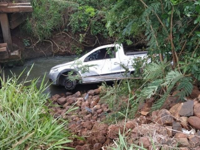 Carro caiu em córrego e foi abandonado por contrabandista. (Foto: Divulgação/DOF)