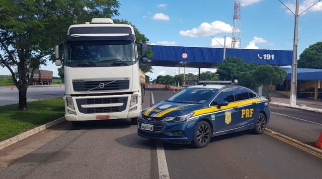 PRF recupera caminhão roubado de vítima de sequestro em SP