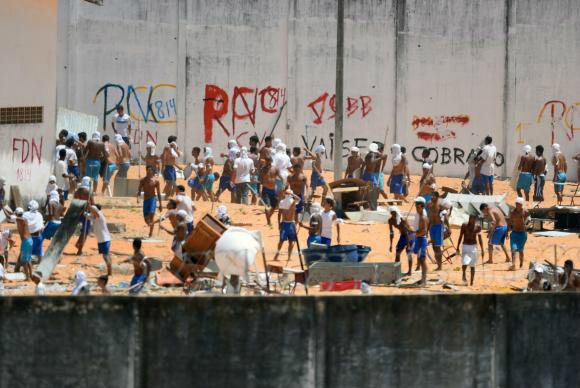 Policiais do Batalhão de Choque invadem a Penitenciária Estadual de Alcaçuz, no Rio Grande do NorteAndressa Anholete/AFP/