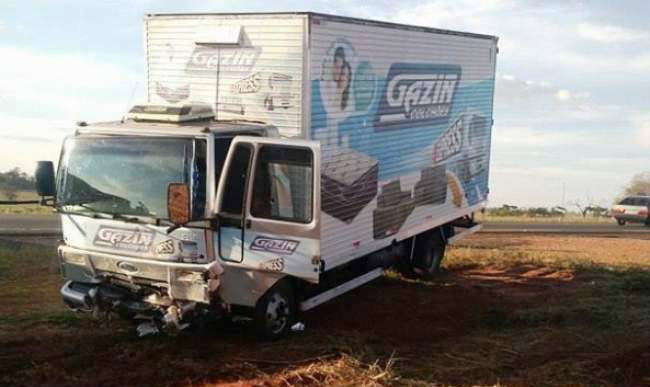 Caminhão teve a frente destruída no acidente (Foto: Nova News)