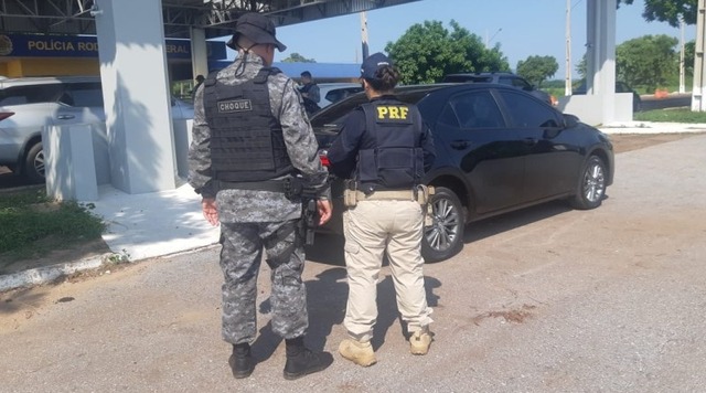 PRF prende em Miranda (MS) casal levando carro para fronteira com a Bolívia