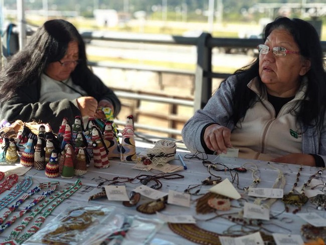 Artesanas indígenas exponen sus trabajos en la Costanera