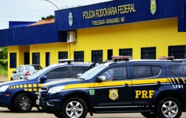 Viaturas da PRF utilizadas na ação que prendeu o motorista (Foto: Divulgação)