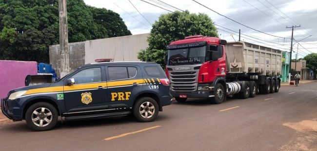 PRF recupera em Itaquiraí caminhão roubado