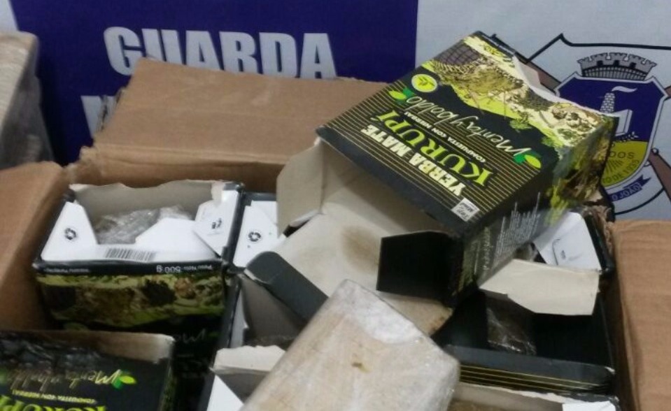 Adolescente carregava droga em caixas de erva para tereré - Foto: Osvaldo Duarte/Dourados News