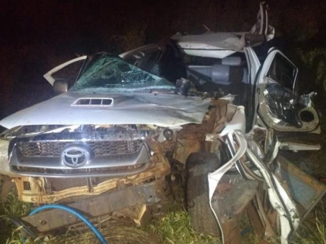 Toyota Hilux ficou com a cabine destruída após bater na lateral de caminhão (Foto: Adalberto Domingos)
