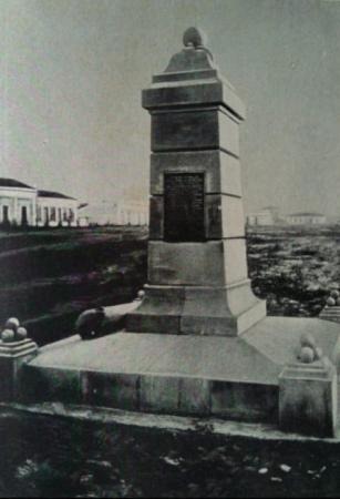 Foto web divulgação. Obelisco em homenagem a Taunay localizado em Nioaque.