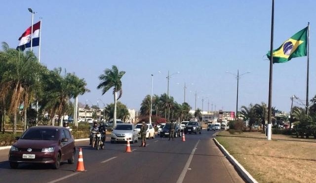 Militares do Exército abordam carros na Linha Internacional entre Ponta Porã e Pedro Juan Caballero (Foto: Porã News)