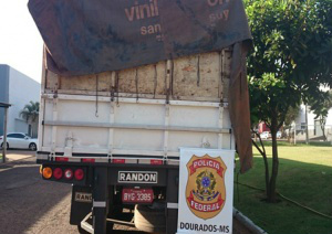 Caminhão apreendido pela Polícia Federal de Dourados continha 800 caixas de cigarros contrabandeados do Paraguai - Foto : Divulgação/PF