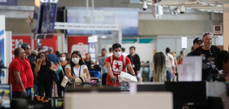 Passageiros e funcionários circulam vestindo máscaras contra o novo coronavírus (Covid-19) no Aeroporto Internacional Tom Jobim- Rio Galeão - Fernando Frazão/Agência Brasil