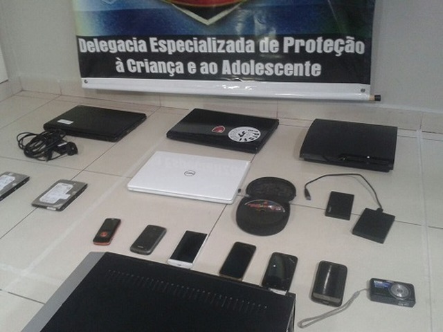 Materiais que continham pornografia infantil apreendidos pela polícia - Foto: Gerson de Oliveira