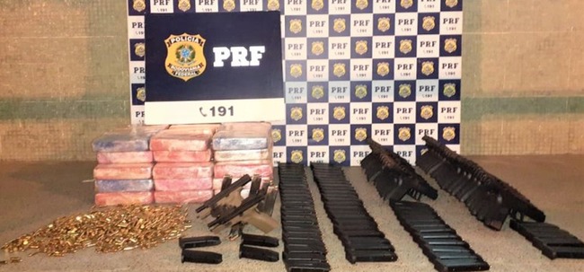 PRF apreende na cabine de caminhão dezenas de pistolas, carregadores, munições e quase 50 Kg de crack