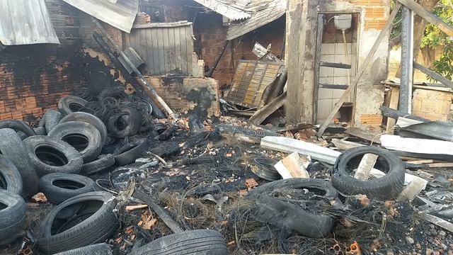 Incêndio destruiu tudo no imóvel — Foto: Osvaldo Nóbrega/TV Morena