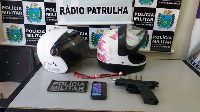 Pistola apreendida com dupla - Crédito: Osvaldo Duarte/Dourados News